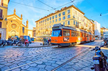 MILAN, ITALY - 11 Nisan 2022: Brera bölgesinde 11 Nisan 'da İtalya' nın Milano kentinde Piazza del Carmine 'dan geçen modern tramvay yolculukları
