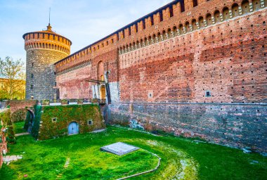 Torre del Carmine kulesi ve İtalya 'nın Milano kentindeki Castello Sforzesco (Sforza' nın Kalesi) hendeği