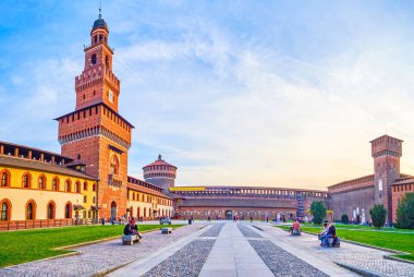 MILAN, ITALY - 11 Nisan 2022 Sforza Kalesi 'ndeki Piazza dArmi' nin akşam manzarası, 11 Nisan 'da İtalya' nın Milano kentinde