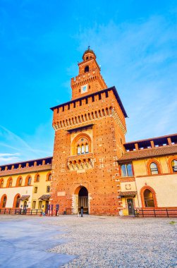 Ortaçağ Sforza Kalesi 'nin en büyük kulesi Torre del Filarete, Milano, İtalya