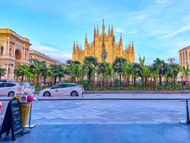 MILAN, İTALYA - 11 Nisan 2022: 11 Nisan 'da İtalya' nın Milano kentinde, sansür zamanında Milano şehir merkezini keşfetmek