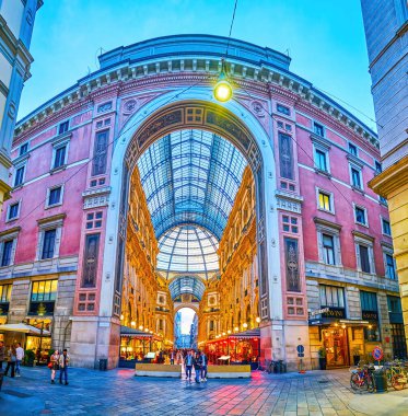 MILAN, ITALY - 11 Nisan 2022: 11 Nisan 'da İtalya' nın Milano kentinde Galleria Vittorio Emanuele II 'nin yan giriş portalında panoramik manzara