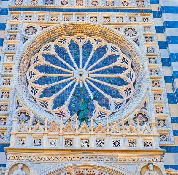 Geschnitzte Marmorfassade Von Doumo Von Monza Und Großes Rosettenfenster Aus — Stockfoto