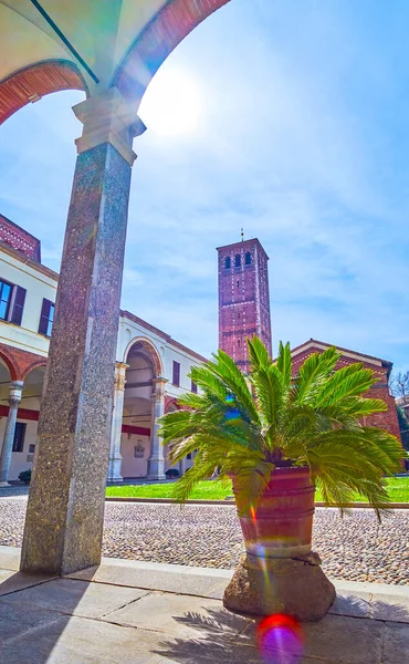 Kilátás Udvaron Bazilika Sant Ambrogio Harangtorony Keresztül Árkádjai Templom Milánó — Stock Fotó