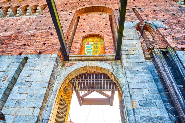 Castelo Sforza Medieval Com Mecanismo Elevação Ponte Levadiça Brasão Armas — Fotografia de Stock