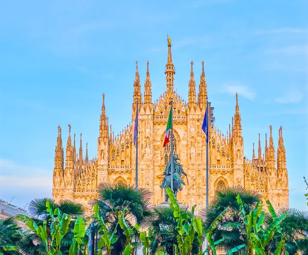Шпилі Дуомо Мілано Заході Сонця Кінна Статуя Вітторіо Емануеле Передньому — стокове фото