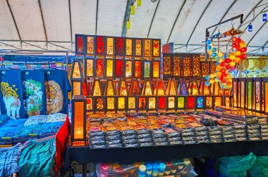 Doğu tarzı masa lambaları Anusarn Gece Pazarı, Chiang Mai, Tayland 'da bir tezgahta odun ve kağıttan yapılmış.