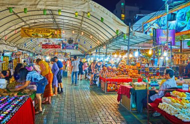 CHIANG MAI, THAILAND - 3 Mayıs 2019: Anusarn Gece Pazarı Pavyonu, turistler arasında popüler, 3 Mayıs 'ta Chiang Mai' de hediyelik eşya, el sanatları, giysi, aksesuar arayan