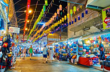 CHIANG MAI, THAILAND - 3 Mayıs 2019 'da Chiang Mai' deki Anusarn Gece Pazarı 'nın ışıklarla ve renkli kağıt fenerlerle süslenmiş sokağı.