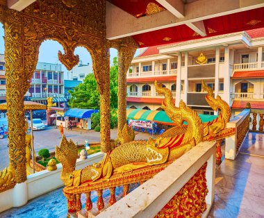 Wat Buppharam 'ın zengin dekore edilmiş sundurması, Makara timsahları ve Tayland' ın korkuluklarında Naga yılanları olan Chiang Mai.