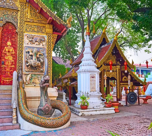 Dewa Emas Pada Pintu Kayu Berukir Ubosot Dari Wat Ket — Stok Foto