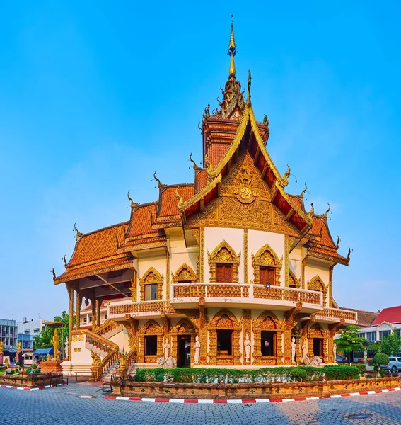 泰国清迈 Wat Buppharam图书馆的景致建筑 有雕刻的木雕 粉刷装饰 神话生物的雕像 — 图库照片