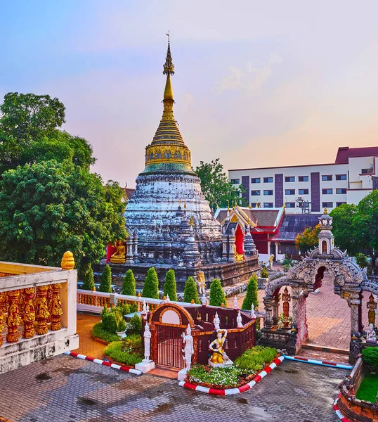 Historiska Skulpterade Chedi Wat Buppharam Dekorerade Med Gyllene Hti Paraply — Stockfoto