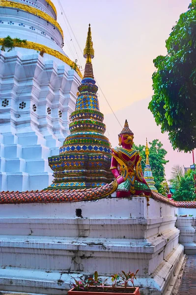 Üzerinde Naga yılanları, Wat Ket Karam, Chiang Mai ve Tayland 'ın kuyrukları bulunan renkli ayna mozaiği ve Yaksha heykeliyle kaplı küçük çedi.