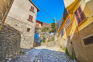 Eski Albogasio 'daki taş inişi, Valsolda, İtalya' daki konut evleriyle dolu.