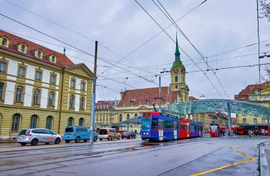 BERN, SWitzERLAND - 31 Mart 2022: Bubenbergplatz 'daki tramvay ve tramvay istasyonunun üstündeki cam çatı, 31 Mart' ta İsviçre 'nin Bern kentinde