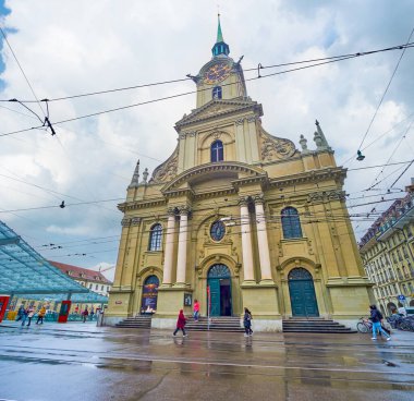 BERN, SWitzERLAND - 31 Mart 2022: Altstadt 'taki Bubenbergplatz Heiliggeistkirche Cephesi, 31 Mart' ta İsviçre 'nin Bern kentinde