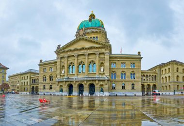 Bundeshaus 'un (Federal Saray) Bern, İsviçre' deki Bundesplatz Meydanı 'ndaki ana cephesi