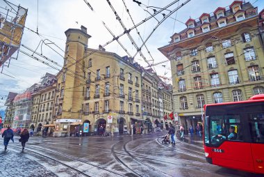 BERN, SWitzERLAND - 31 Mart 2022: Şehir merkezinde Kornhauspl Meydanı, 31 Mart 'ta İsviçre' nin Bern kentinde