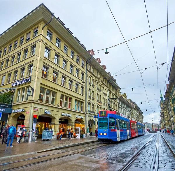 Bern Ελβετία Μαρτίου 2022 Πολύχρωμο Τραμ Βόλτες Κατά Μήκος Spitalgasse — Φωτογραφία Αρχείου