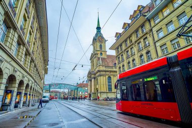 BERN, SWitzERLAND - 31 Mart 2022: Spitalgasse Caddesi 'nden Bubenbergplatz' a kadar modern tramvay yolculukları, 31 Mart 'ta İsviçre' nin Bern kentinde.