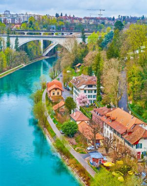 İsviçre 'nin Bern kentindeki Altenberg ilçesinin köprüleri, binaları ve yürüyüş alanlarıyla Aare nehrinin kıyısı.
