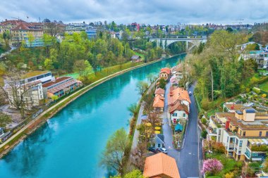 Bern 'deki Altenberg bölgesinde Aare nehir vadisi yamacında konut evleri ve yürüyüş güvertesi, İsviçre