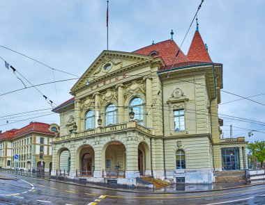 Bern Gazinosu 'nun İsviçre' nin Bern kentindeki Casinoplatz Meydanı 'na bakan balkonu ve verandası olan ana cephe.