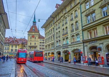 BERN, SWitzERLAND - 31 Mart 2022: Bern 'in toplu taşımacılığı Altstadt ilçesinin ana tarihi caddeleri ve meydanları boyunca 31 Mart' ta İsviçre 'nin Bern kentinde gerçekleştirilmiştir.