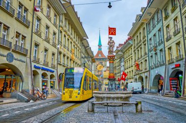 BERN, SWitzERLAND - 31 Mart 2022: Altstadt ilçesinde Marktgasse caddesinde tramvay, 31 Mart 'ta İsviçre' nin Bern kentinde