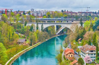 Lorrainebrucke Köprüsü ve Lorraine demiryolu viyadüğü İsviçre, Bern 'deki Aare nehri vadisinde.