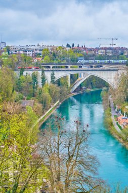 Lorrainebrucke ve Lorraine demiryolu viyadük köprüleri ve İsviçre 'nin Bern kentindeki her iki kıyısında parklarla dolu bir nehir.