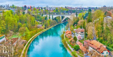 Bern 'in Aare nehrinin manzaralı ve barışçıl manzarası ve İsviçre' nin her iki kıyısında parklar