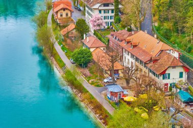 İsviçre, Bern 'de Altenberg bölgesinde Aare nehrinin nehir kıyısındaki alçak katlı tarihi binalar.