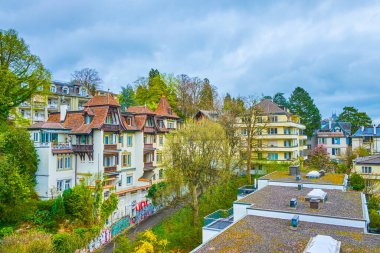 İsviçre, Bern 'deki Aare nehri vadisinde Altenberg bölgesinin büyüleyici ve samimi tarihi evleri.