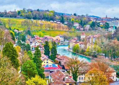 Aare Nehri 'nin kıvrımları, her iki tarafında ortaçağ evleri olan yerleşim yerleri olan Bern, İsviçre.