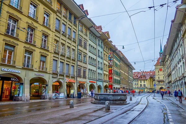BERN, SWitzERLAND - 31 Mart 2022: Innere Neustadt 'teki tarihi Spitalgasse caddesi ve yolun ortasında renkli Pfeiferbrunnen çeşmesi, 31 Mart' ta İsviçre 'nin Bern kentinde