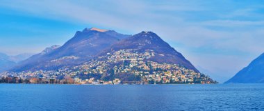 Lugano Gölü 'nün dalgalı yüzeyi Monte Bre ve Monte Boglia, Lugano, Ticino, İsviçre