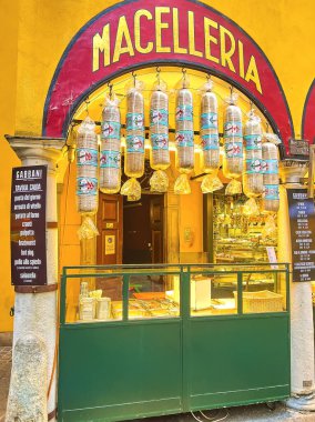 LUGANO, SWitzERLAND - 14 Mart 2022: Ünlü Gabbani Delicatessen sosislerinin asılı olduğu eski evin kemeri, Via Pessina Caddesi, Lugano, İsviçre