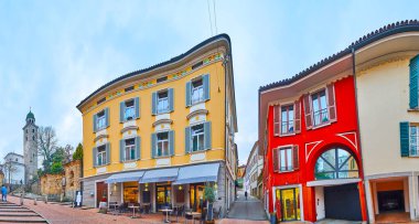 Manzaralı eski evler ve Via Borghetto 'daki San Lorenzo Katedrali' nin küçük kafeleri ve turist dükkanları Lugano, Ticino, İsviçre