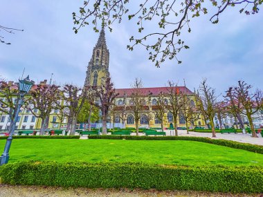 İsviçre 'nin Munsterplattform bahçesinden Bern Minster Katedrali manzarası