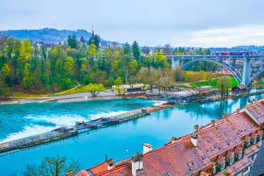 Engelli bariyer İsviçre 'nin merkezindeki Aare Nehri' ni ikiye bölüyor.