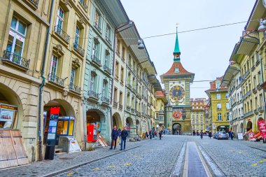 BERN, SWitzERLAND - 31 Mart 2022: Kramgasse boyunca yürüyün Altstadt 'ın en fotojenik sokaklarından biri, 31 Mart' ta İsviçre 'nin Bern kentinde