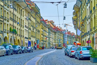 Kramgasse, atari salonlu güzel ortaçağ binalarıyla dolu, Bern, İsviçre