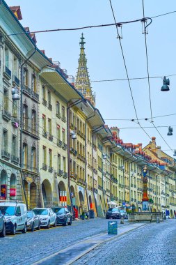 BERN, SWitzERLAND - 31 Mart 2022: Altstadt ilçesinin ana caddelerinden biri olan manzaralı Kramgasse Caddesi, 31 Mart 'ta İsviçre' nin Bern kentinde