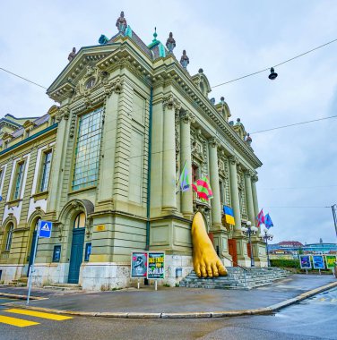 BERN, SWitzERLAND - 31 Mart 2022: Stadttheater 'un merdivenlerindeki dev altın ayak, 31 Mart' ta İsviçre 'nin Bern kentinde