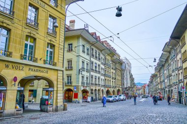 BERN, SWitzERLAND - 31 Mart 2022: Manzaralı Kramgasse Caddesi, 31 Mart 'ta İsviçre' nin Bern kentinde