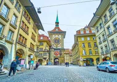 BERN, SWitzERLAND - 31 Mart 2022: Tarihi Kramgasse caddesi, eski kentin en önemli simgesi olan Zytglogge 'a 31 Mart' ta İsviçre 'nin Bern kentinde çıkar.