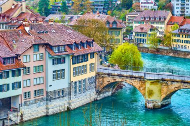 Bern, İsviçre 'deki eski Matte bölgesinin Untertorbrucke köprüsü ve ortaçağ konakları