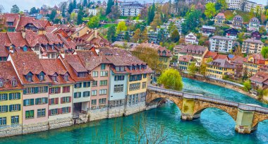 İsviçre 'nin Bern şehrinin en eski Matte ilçesindeki ortaçağ kasaba evleri ve Untertorbrucke köprüsünün panoramik manzarası